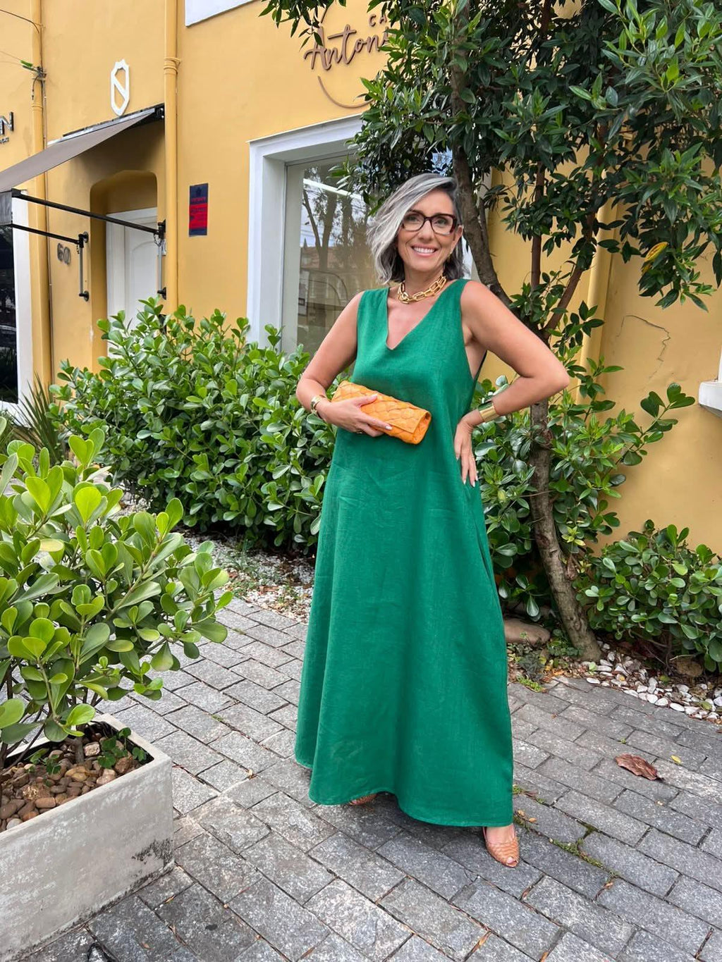 Kleid Paula Smaragdgrün – Look mit orangefarbener Tasche