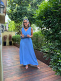 Kleid Paula Blau – Veranda mit Pflanzen