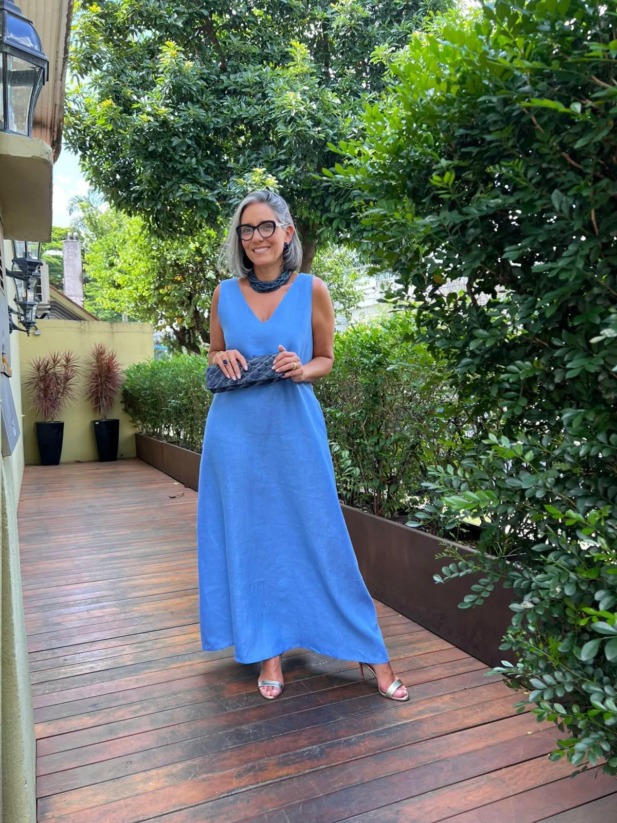 Kleid Paula Blau – Veranda mit Pflanzen