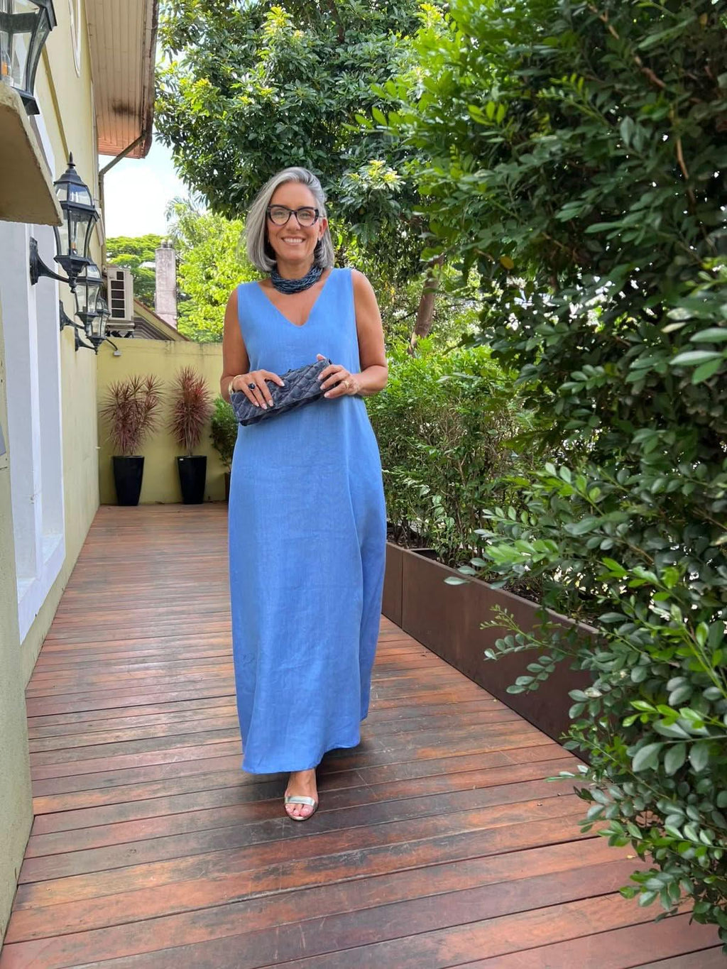 Kleid Paula Blau – Lächelnd auf Veranda