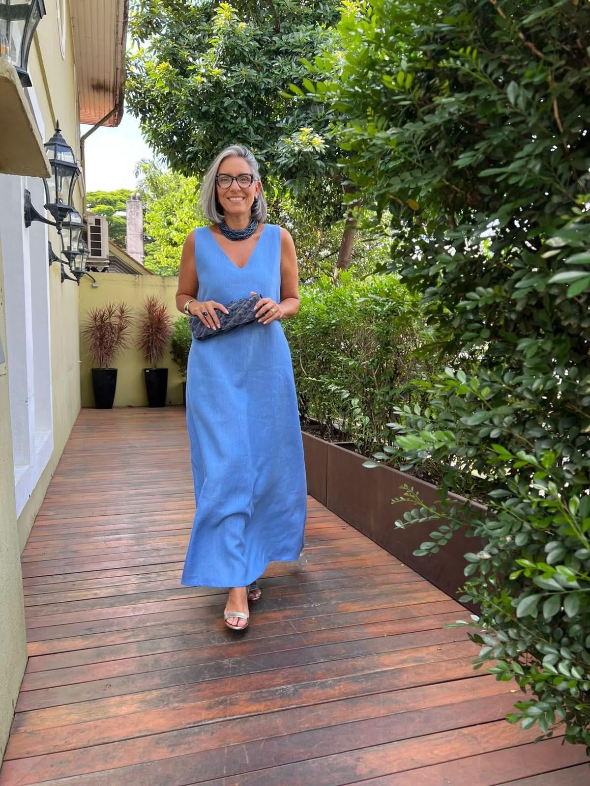 Kleid Paula Blau – Look auf Holzsteg