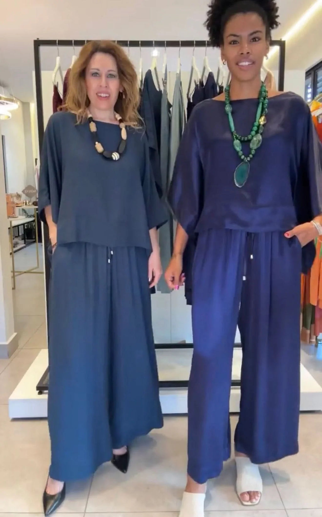 Kimono-Ensemble Viskose – Blau, zwei Modelle