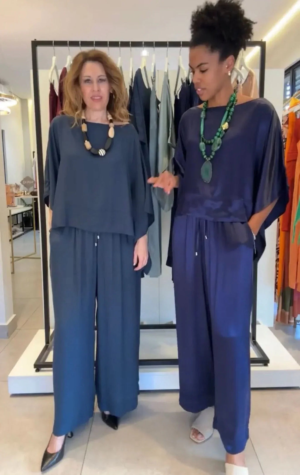 Kimono-Ensemble Glanz – Duo im Laden