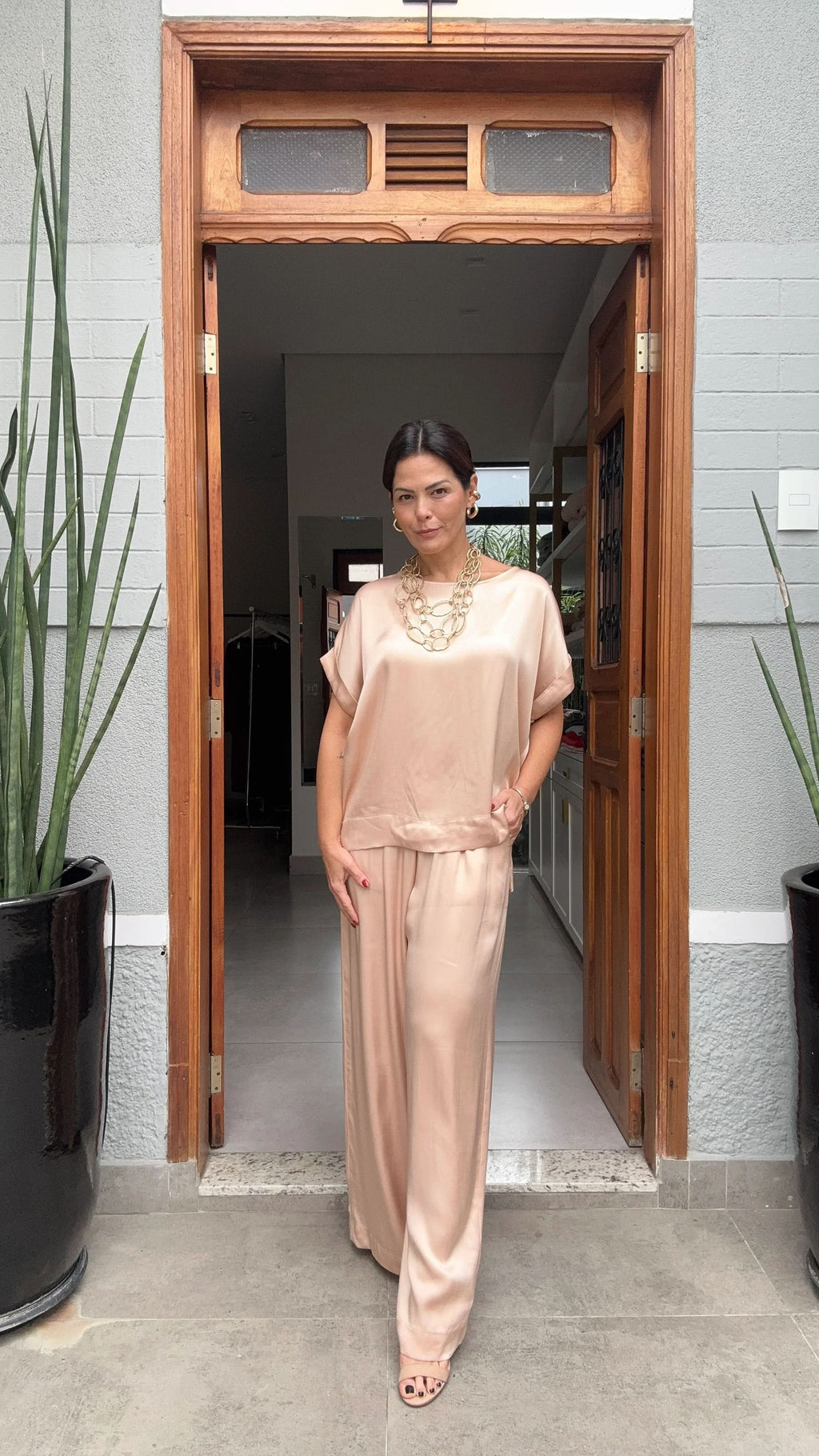 Ensemble Glanz-Viskose – Nude, goldenes Collier