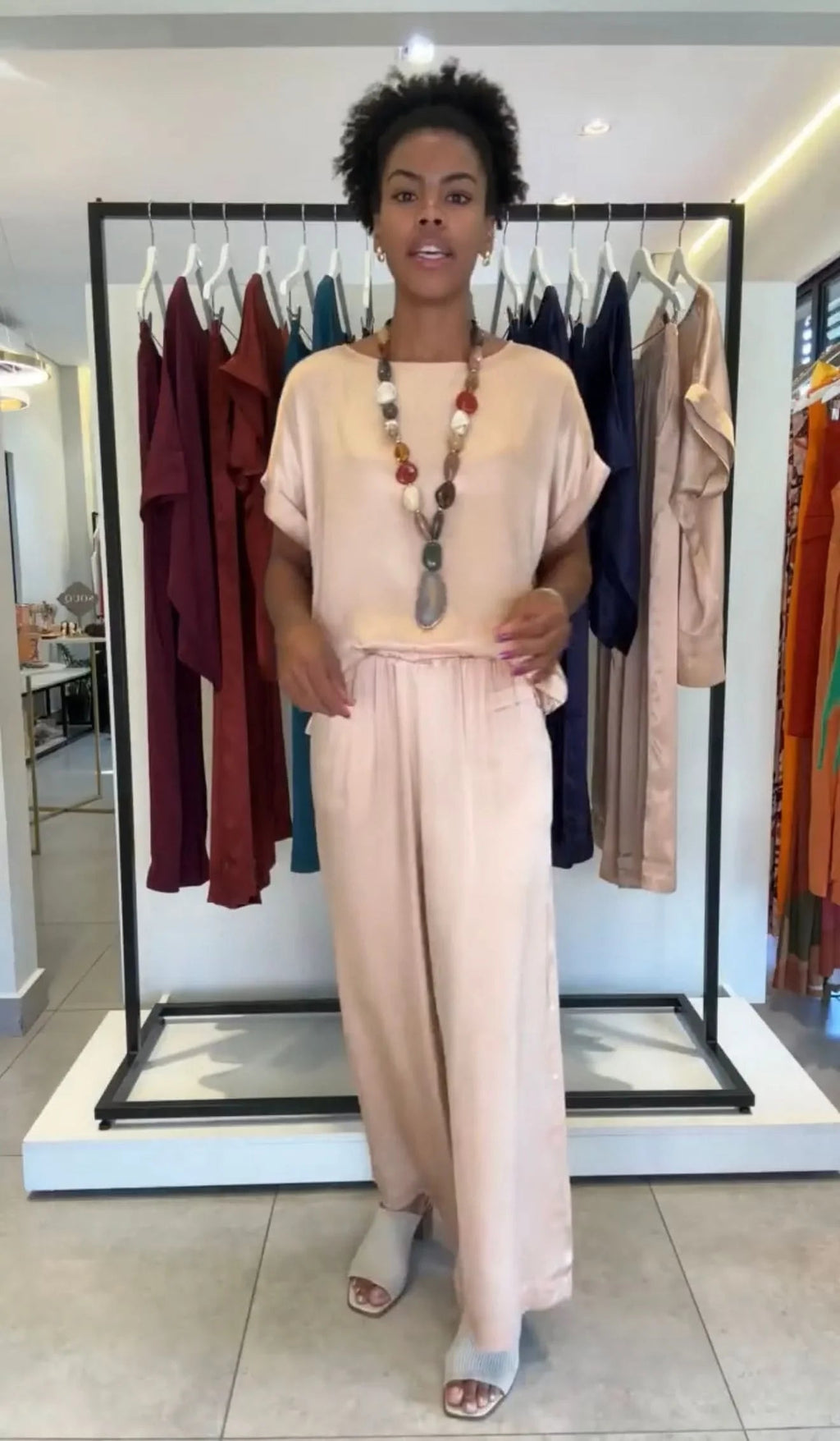 Ensemble Glanz-Viskose – Beige, Laden