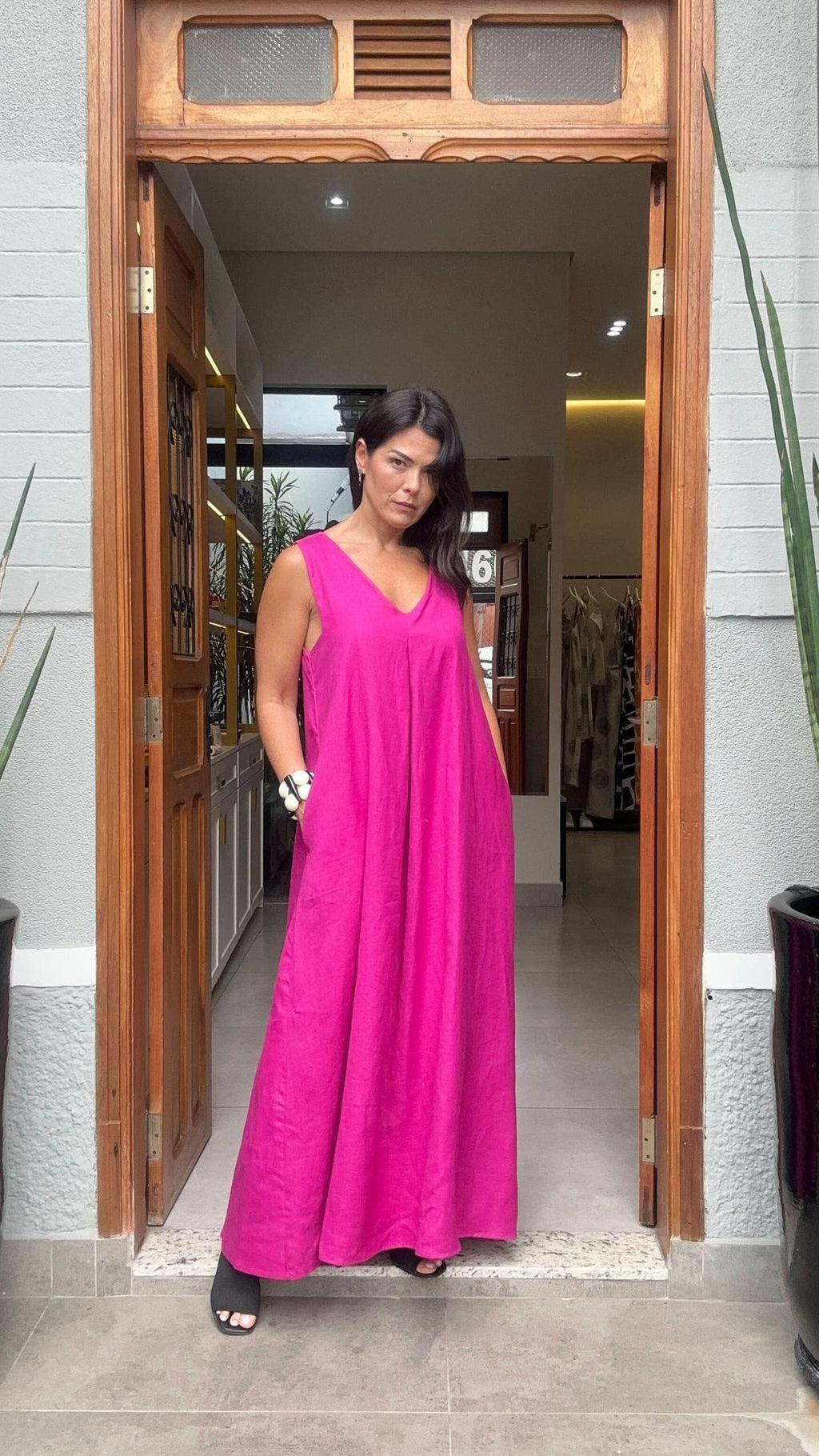 Leinen-Faltenkleid Fuchsia – Look vor Tür
