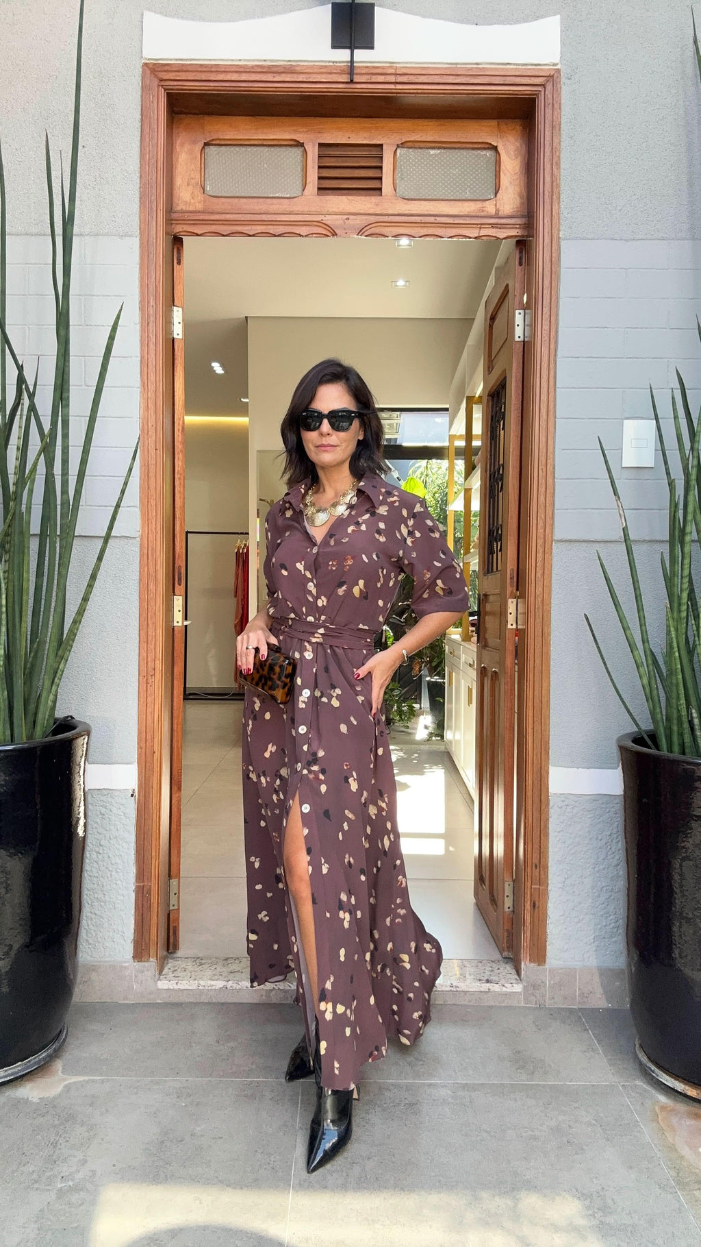 Hemdkleid Weintraube – Look mit Sonnenbrille und Stiefeln