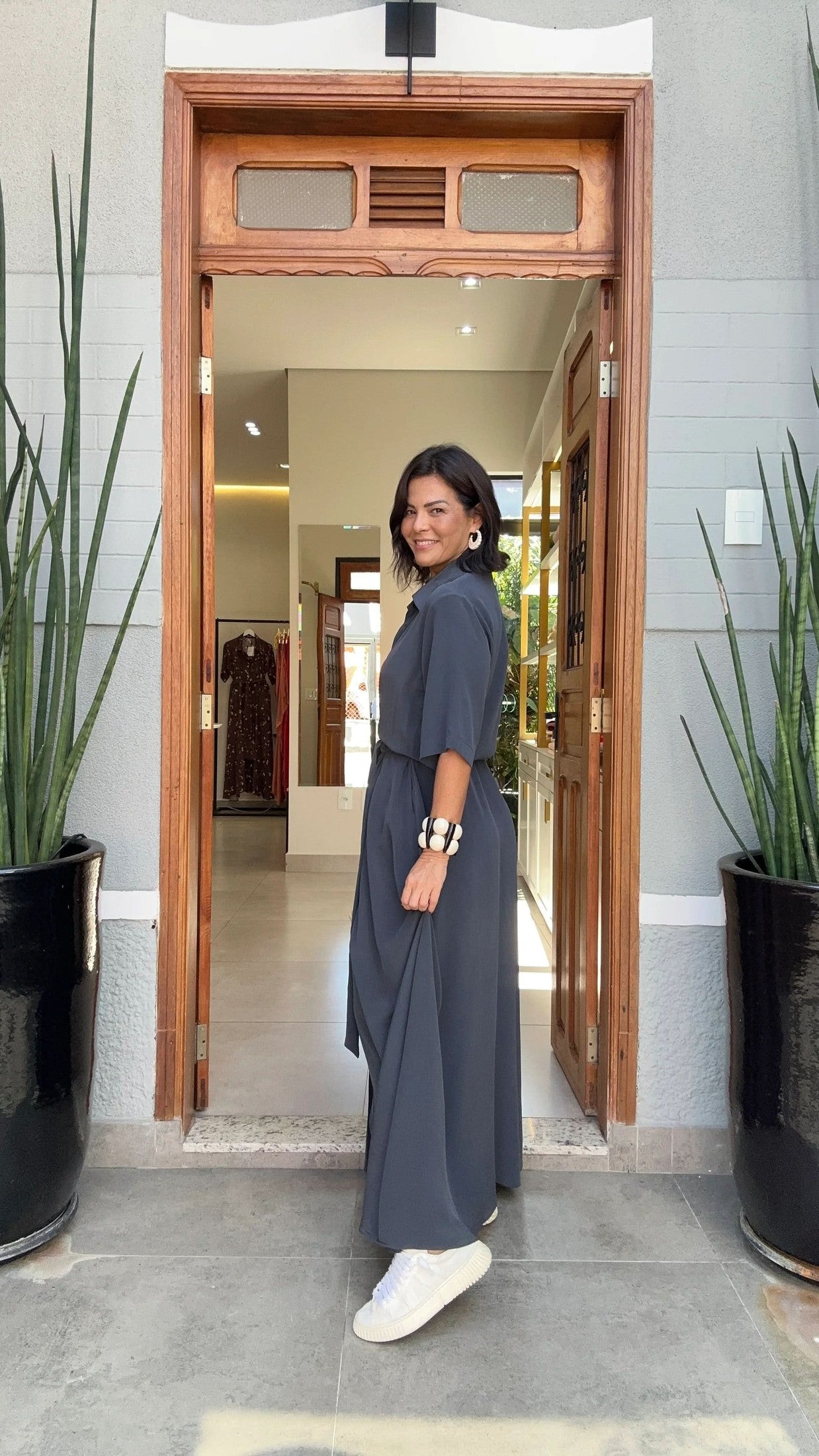 Hemdkleid Bleigrau – Look mit Sneakers