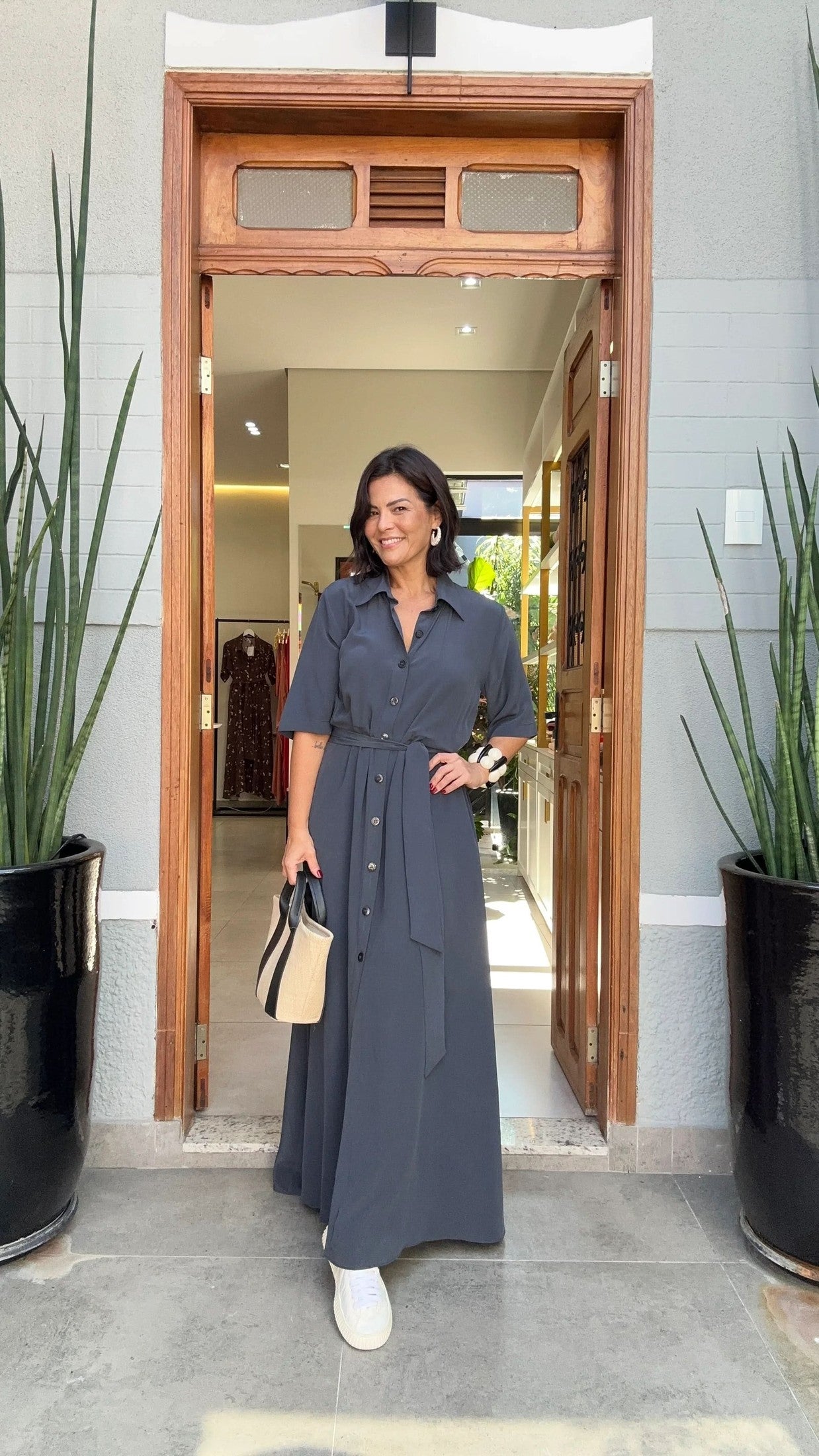 Hemdkleid Bleigrau – Look mit Tasche
