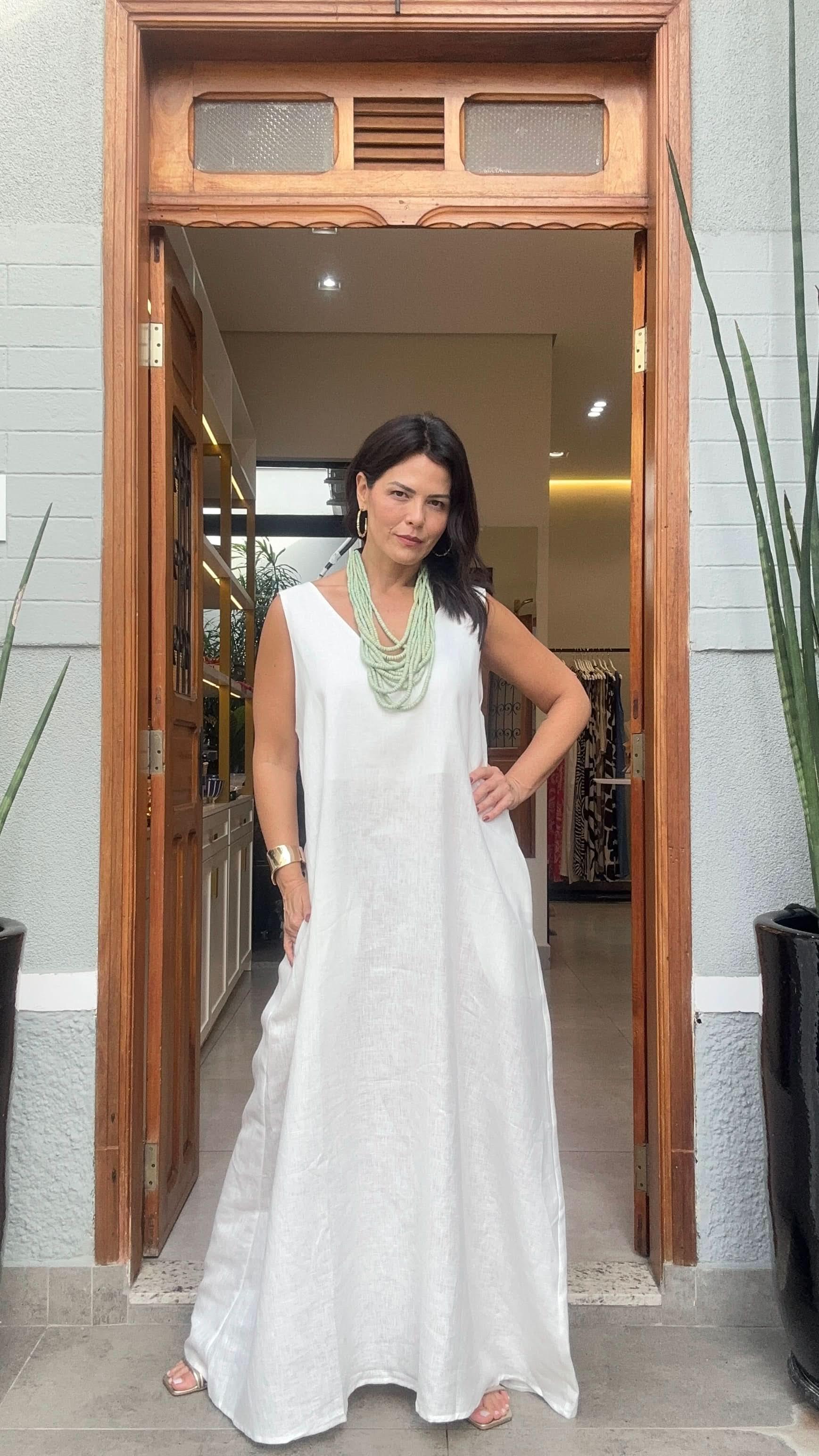 Kleid Paula Off-White – Look mit grünem Colar