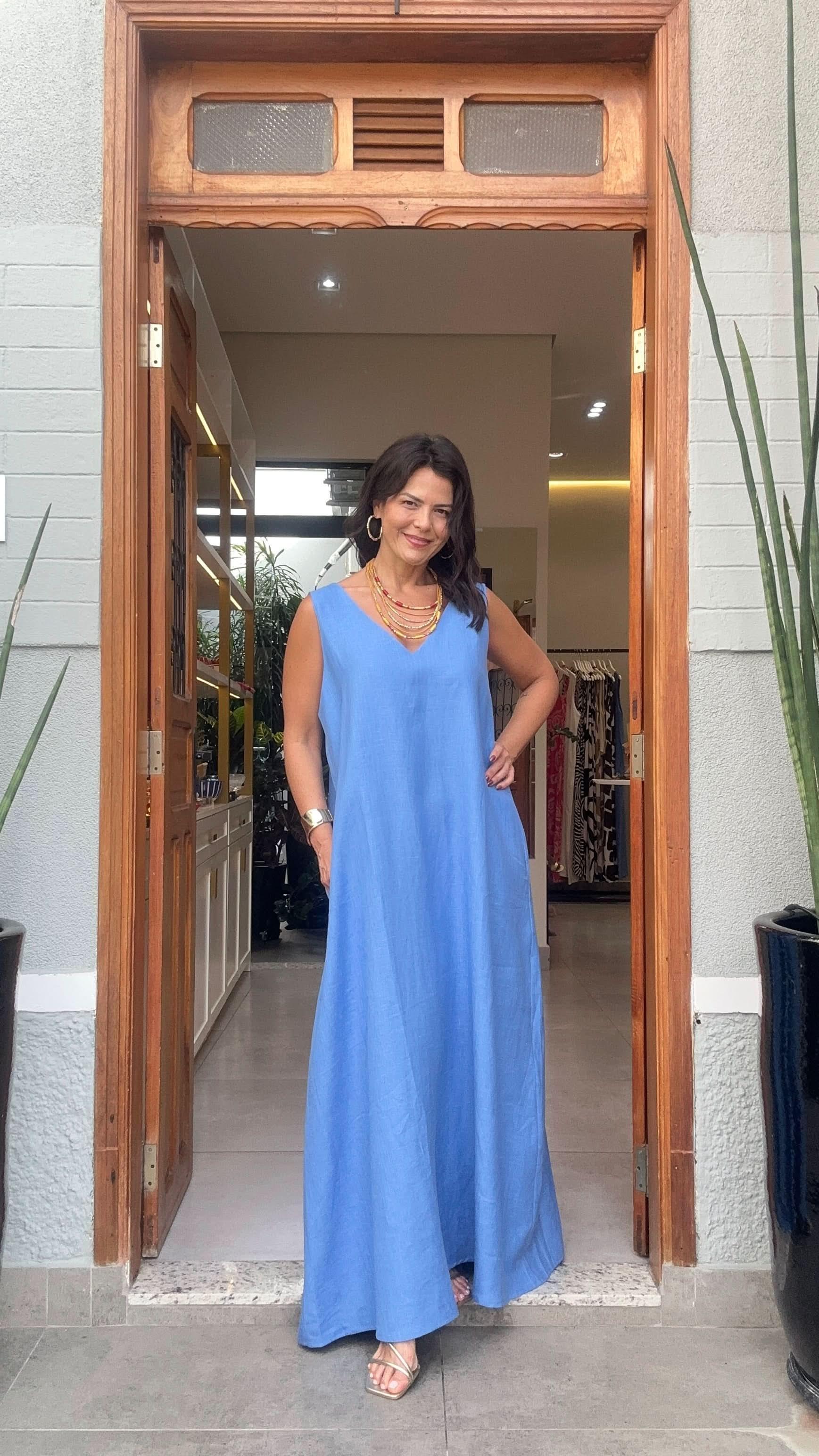 Kleid Paula Blau – Look vor Tür