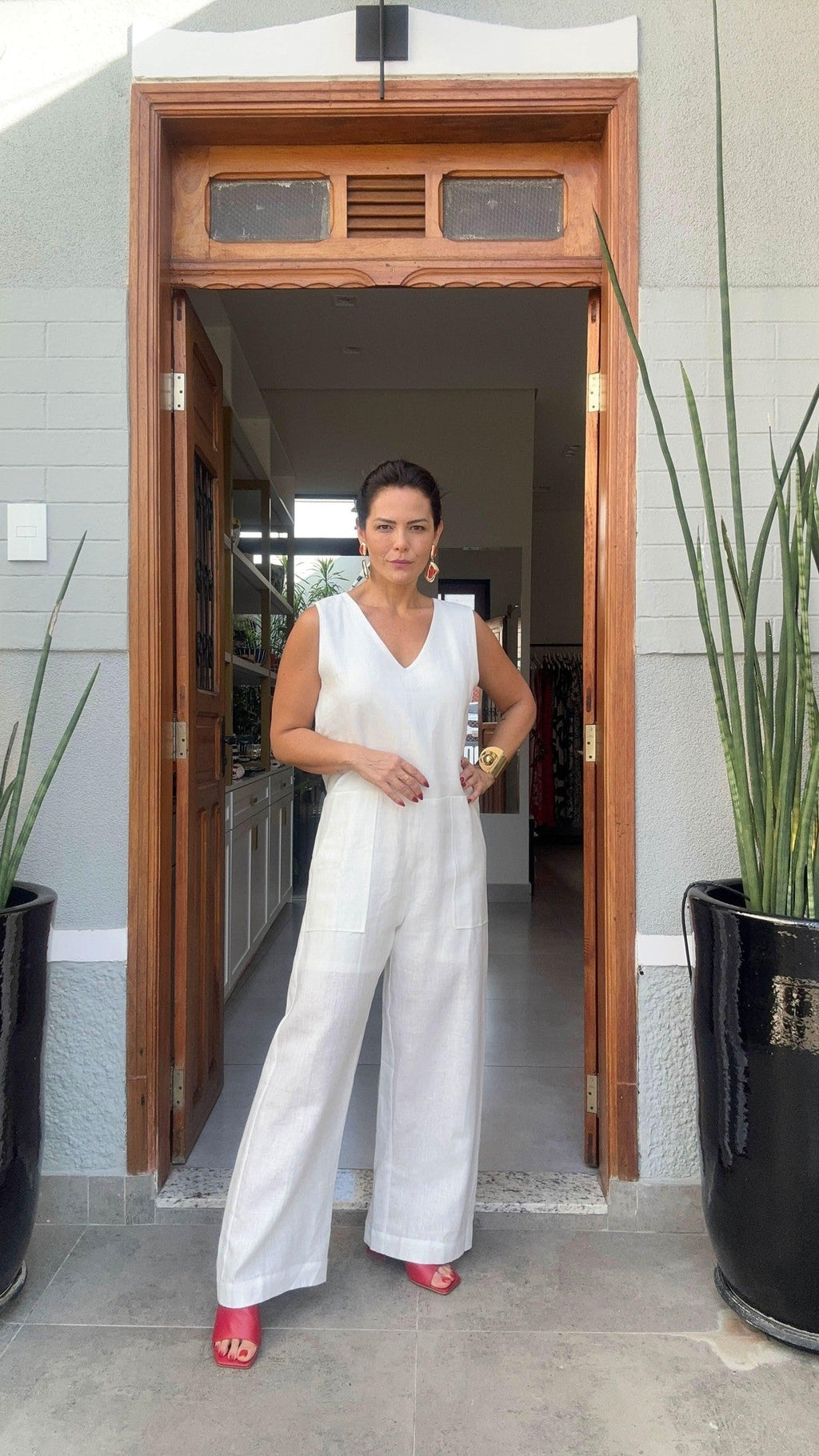 Worker-Overall Off-White – Look mit roten Sandalen