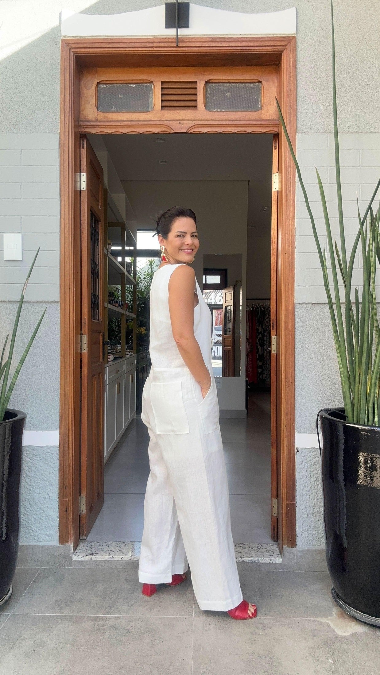 Worker-Overall Off-White – Look mit roten Sandalen 2