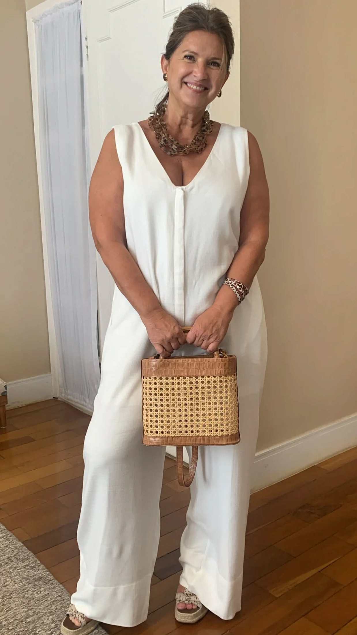 Overall Reißverschluss – Look mit Strohtasche