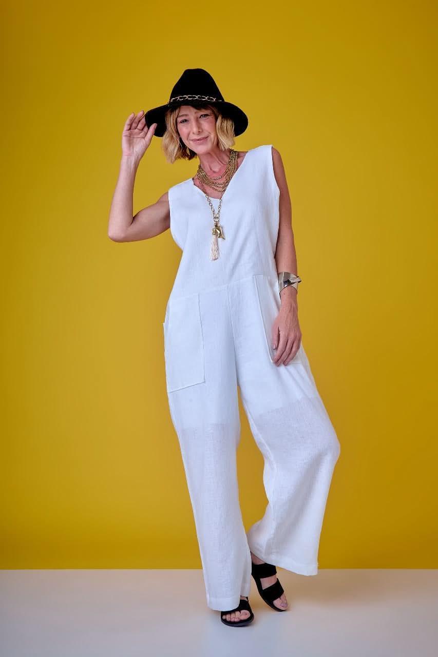 Worker-Overall Off-White – Look mit schwarzem Hut