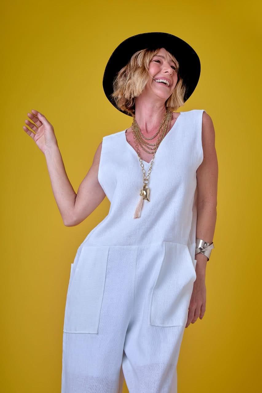 Worker-Overall Off-White – Lächelnd mit Hut