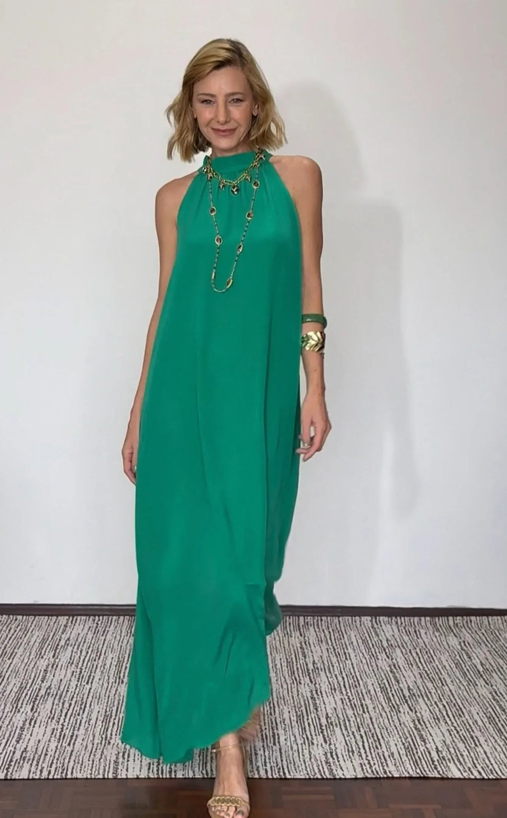Schleifenkleid Jadegrün – Look mit goldenen Accessoires