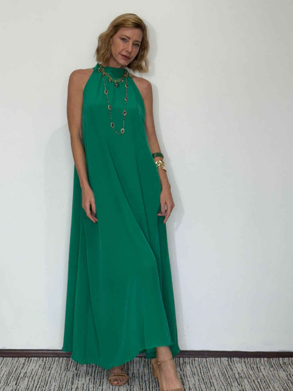 Schleifenkleid Jadegrün – Weißer Hintergrund