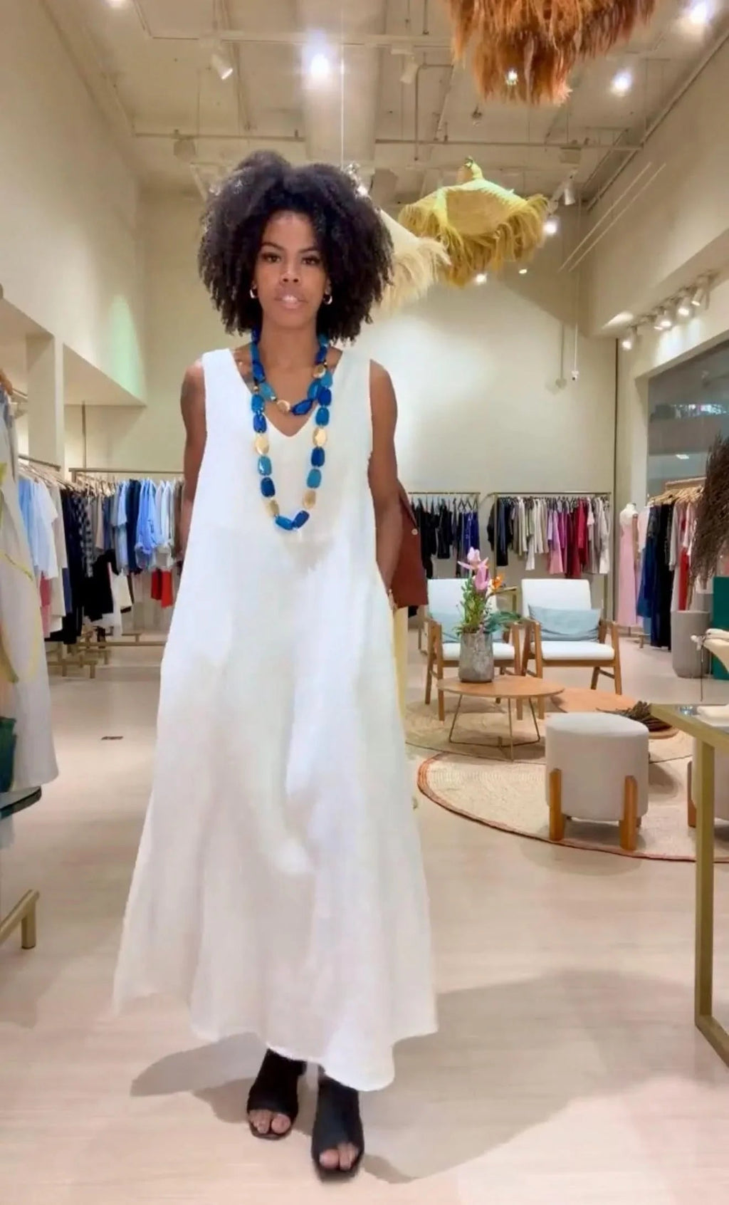 Kleid Paula Off-White – Look mit blauem Colar