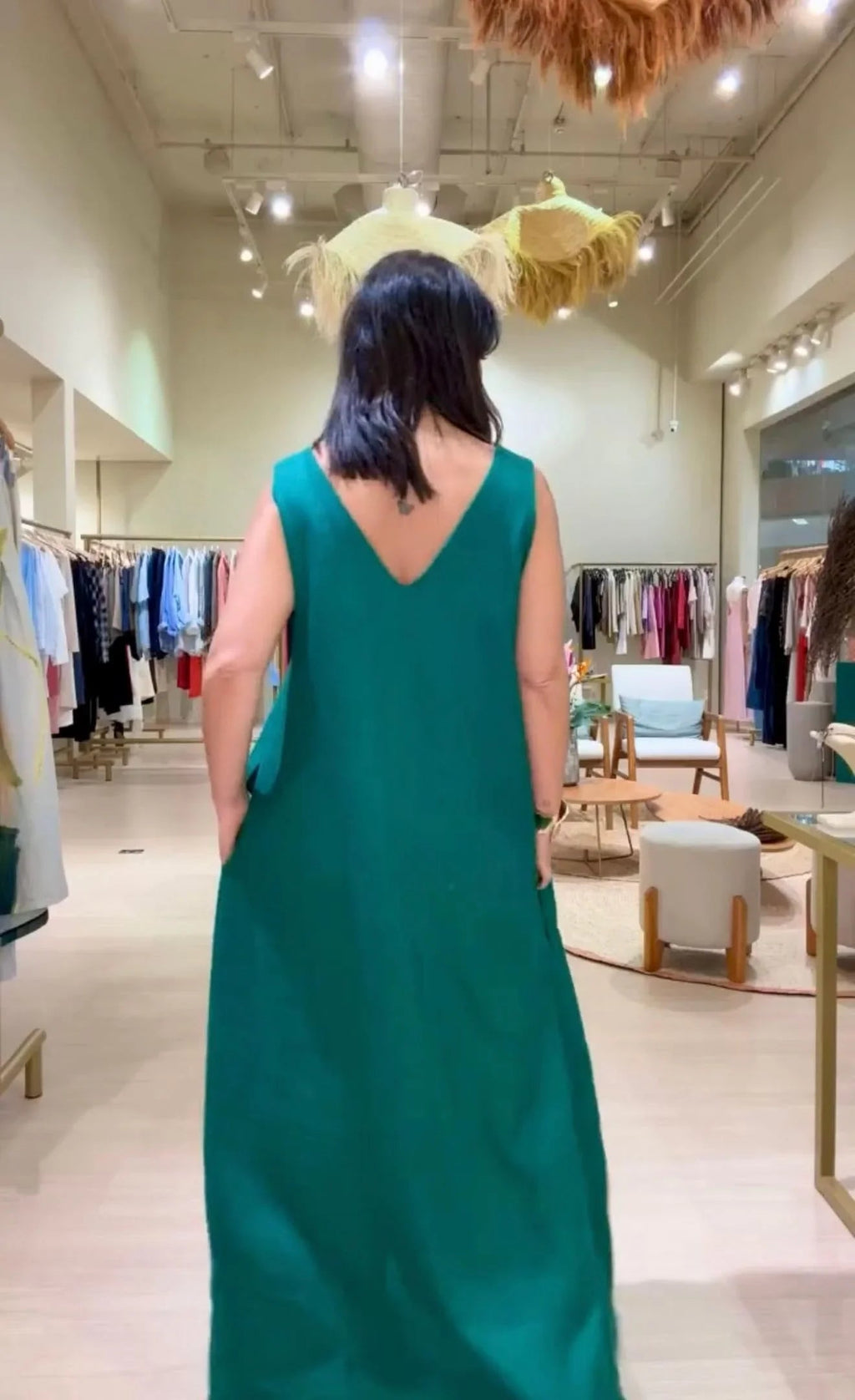 Kleid Paula Smaragdgrün – V-Ausschnitt Detail