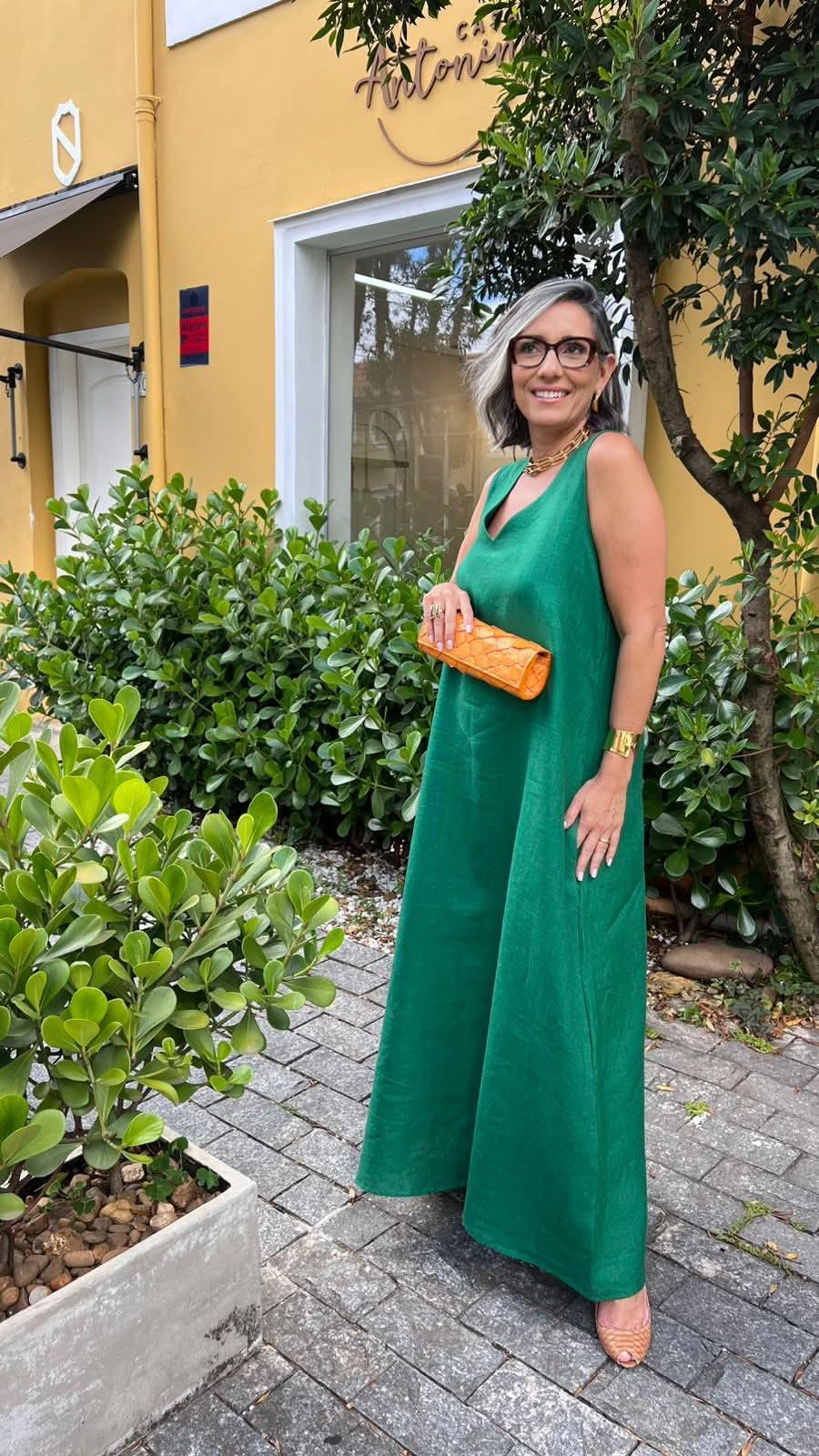 Kleid Paula Smaragdgrün – Look mit orangefarbener Clutch