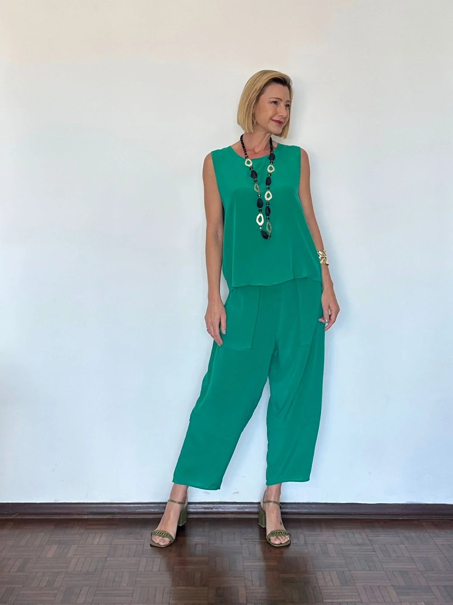 Ensemble Laguna Seide – Look mit Sandalen