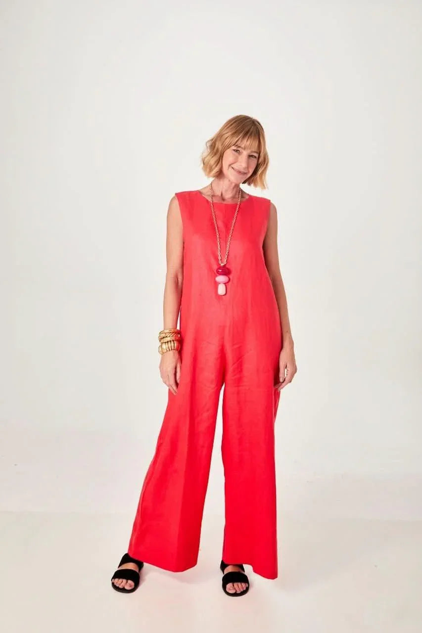 Overall Leinen Rot – Look mit schwarzen Sandalen