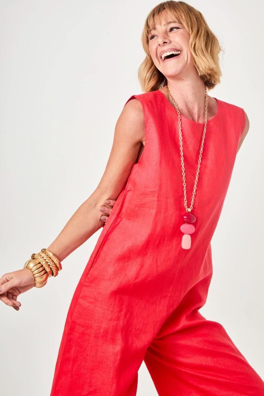 Overall Leinen Rot – Look mit goldenen Accessoires