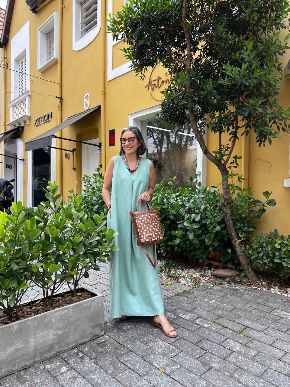 Leinen-Faltenkleid Green Deb – Look gehend
