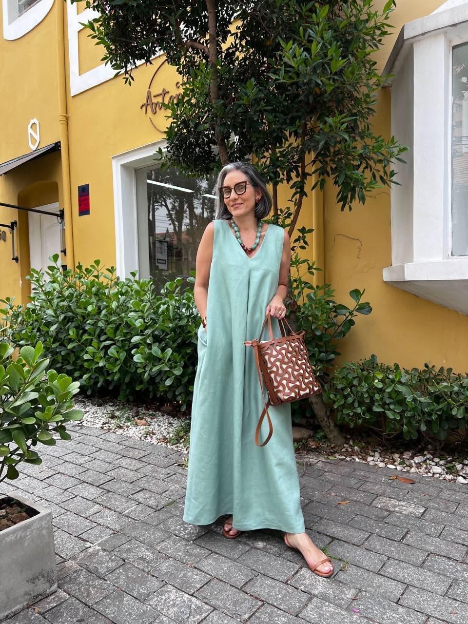 Leinen-Faltenkleid Green Deb – Look mit Ledertasche