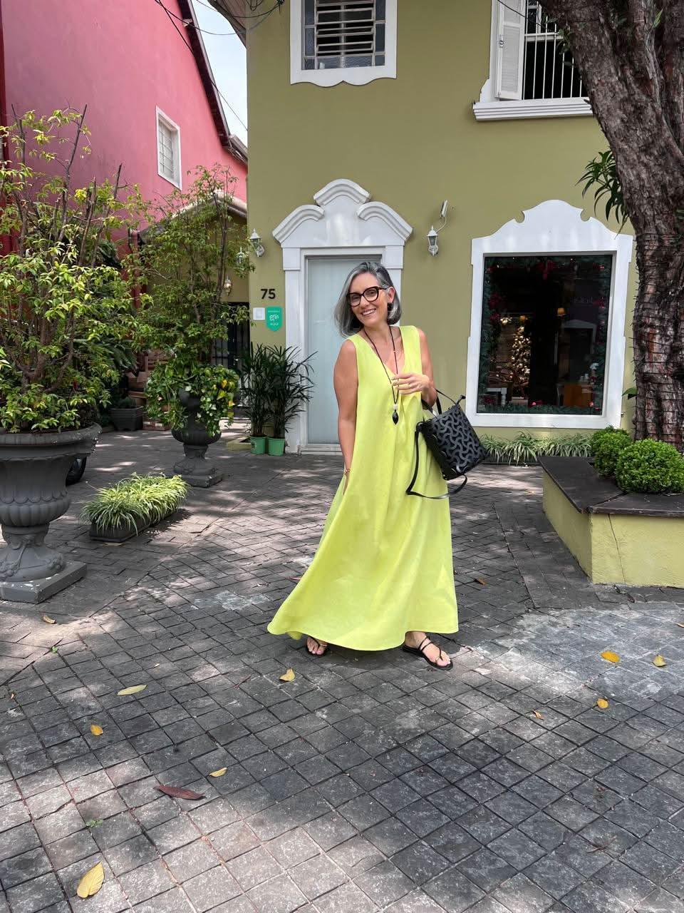 Leinen-Faltenkleid Marguerite – Look vor Haus mit schwarzer Tasche